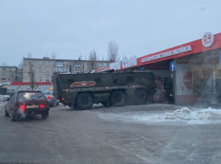 Невиданный способ отмыть армейские БТРы заметили в Воронеже