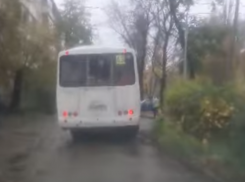 Хитрый маршрут воронежского автобуса попал на видео
