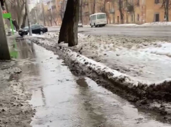 Тяжелейший путь до магазина через снежное месиво записали на видео в Воронеже