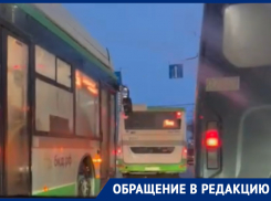 Автобусы взяли «в мешок» легковушку в Воронеже 