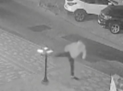 Воронежец одержал победу над уличным фонарем - легендарная битва попала на видео