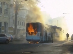 В Сети появилось видео возгорания автобуса №80 в центре Воронежа 