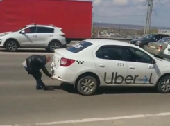 Такси на мужиковой тяге сняли на видео в Воронеже 