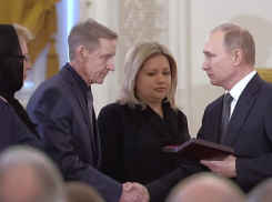 Путин вручил «Золотую Звезду» родителям и вдове погибшего воронежского летчика