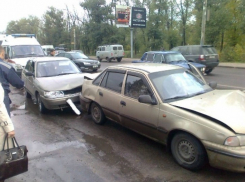 В Левобережном районе столкнулись три автомобиля