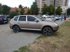 Дряхлый Porsche Cayenne устроил террор пациентам больницы в Воронеже