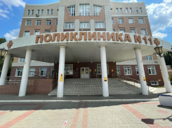 «У меня нет термометра»: медики-экстрасенсы осматривают пациентов перед вакцинацией в Воронеже