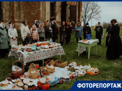 Яйца и куличи освятили на фоне разрушенного храма в Воронежской области