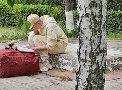 Постамент из-под «фашистской шляпы» используют в Россоши вместо лавочки