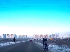 «Ждете, пока кого-то собьют?»: опасную дорогу к школе сняли под Воронежем 