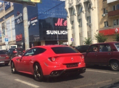 Автомобилисты изумились красотой самого мощного Ferrari на дороге в Воронеже
