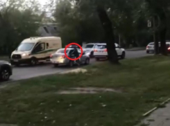 Страстное желание мужчины сесть в машину ДПС сняли в Воронеже