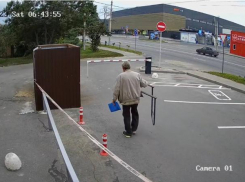 Опубликовано видео неприглядного поступка пенсионера в Воронеже