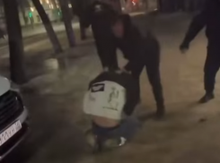 Избили и залили перцем: конфликт с ЧОП попал на видео в Воронеже