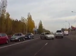 Дикий трюк совершил ВАЗ на встречке в Воронеже 