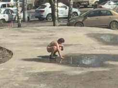 Голый воронежец искупался в луже на глазах у прохожих