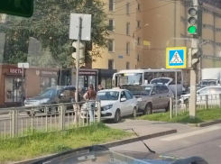 Две легковушки столкнулись в ДТП на остановке «Дубрава» в Воронеже