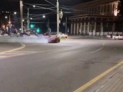 Ночное сумасшествие устроил автомобилист у воронежского вуза 