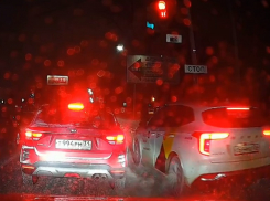 «Когда спешишь на заказ, красного не существует»: опрометчивый поступок таксиста попал на видео в Воронеже