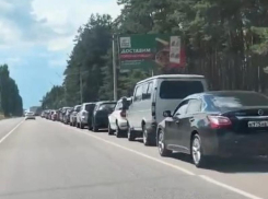 Гигантскую очередь на заправку сняли на видео перед Нововоронежем