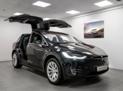 В Воронеже начали официально продавать электромобили Tesla