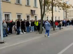 Колоссальную очередь на стадион сняли на видео перед игрой «Факела» с «Локомотивом» в Воронеже