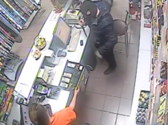 Дерзкое ограбление заправки под Воронежем попало на видео