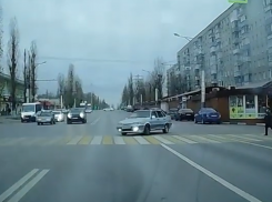 Развернувший свой автомобиль на пешеходном переходе воронежский лихач нарвался на штраф