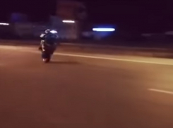Безумный трюк байкера на дороге в Воронеже попал на видео