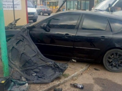 Водитель Mazda 3 устроил разгром в воронежском микрорайоне и сбежал с места ДТП