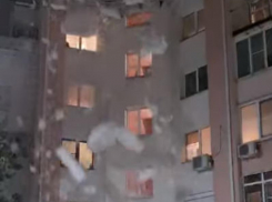 Жуткое обрушение снега с крыши попало на видео в Воронеже