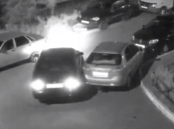 Камера запечатлела беззастенчивый побег с места ДТП в воронежском дворе