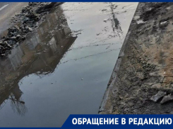 Детей переносят на руках: водяное препятствие посреди дороги возмутило жителей Воронежа