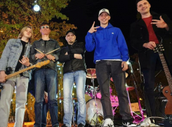 Популярный Hensy устроил случайный концерт с уличными музыкантами в Воронеже