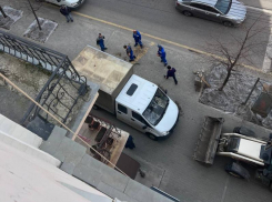 На месте взрыва проводки провалился грузовик в центре Воронежа 