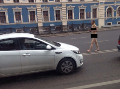 Голая женщина шла посреди дороги в Воронеже
