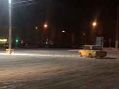 Массовый дрифт устроили машины в заснеженном Воронеже 