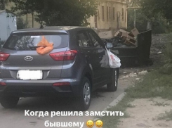 В Воронеже девушка обложила автомобиль парня мусором из-за измены 