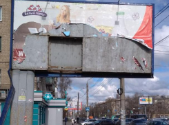 Сильный ветер и билборд едва не стали причинами трагедии в Воронеже
