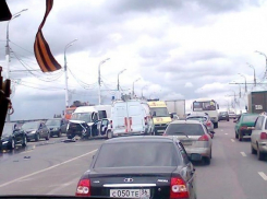 В Воронеже на Вогрэсовском мосту при столкновении «Форда» и «Фиата» погиб человек