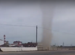 Пылевой смерч попал на видео в воронежском селе