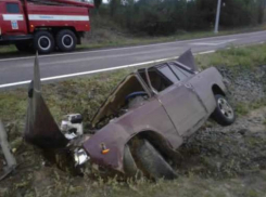 В Рамонском районе «ВАЗ-2107» врезался в бетонный водосток