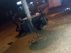 Врезавшийся в столб Jaguar сняли на видео в Воронеже