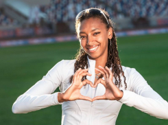 Чемпионкой России в беге на 400 метров стала воронежская красавица-модель Эмилия Тангара