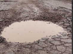 Яма на яме: дорожное безумие показали на видео в Воронежской области