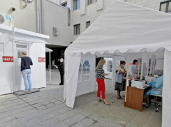 Воронежцы сдают тесты на COVID-19 во дворе больницы