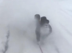 Привязанных к машине воронежцев прокатили на скорости 80 км/ч и сняли на видео