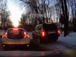 Обочечника на Range Rover командно проучили в Воронеже 