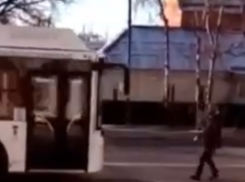 Неадекватного пешехода, останавливающего автобус, засняли на видео в Воронеже