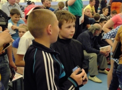 На мастер-классе в Воронеже Александр Карелин боролся с малышами-близнецами и показывал походку Майкла Джексона (ФОТО-ВИДЕО)